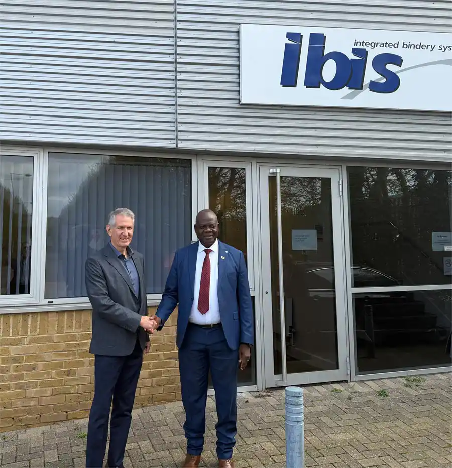 John Cracknell (MD, IBIS) with The Honorable Professor Torerayi Moyo,
Zimbabwe Minister of Primary and Secondary Education
